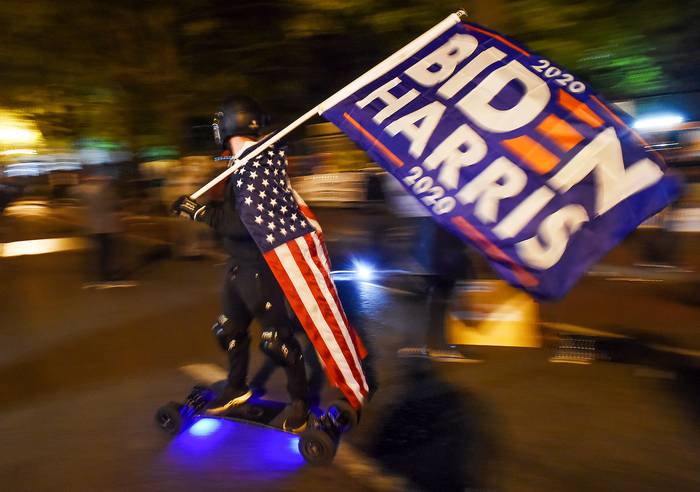 Manifestantes en la plaza Black Lives Matter frente a la Casa Blanca en la noche del martes. 
 · Foto: Olivier Douliery, AFP