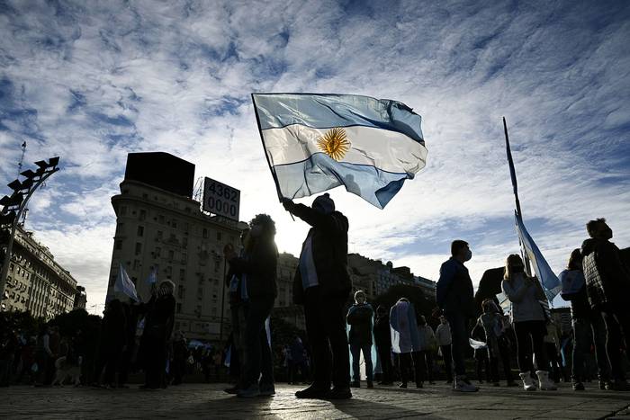 Protesta contra las políticas del presidente de Argentina, Alberto Fernández, el 9 de julio, en la plaza Republica, en Buenos Aires. · Foto: Juan Mabromata, AFP