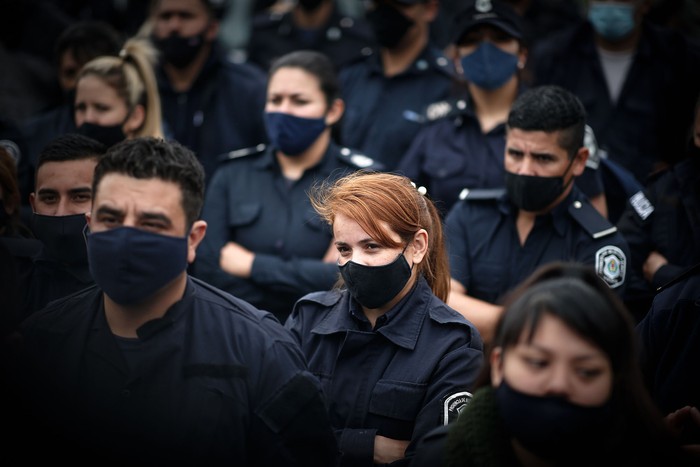 Marcha de policías exigiendo mejores condiciones laborales ayer, en Buenos Aires.
 · Foto: Juan Ignacio Roncoroni, EFE 