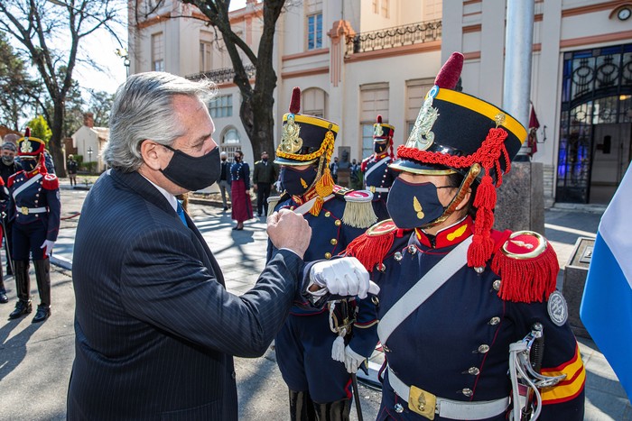 Alberto Fernández durante el acto por el aniversario de la muerte del General José de San Martín, en el Regimiento de los Patricios en Buenos Aires. · Foto: Esteban Collazo, presidencia argentina