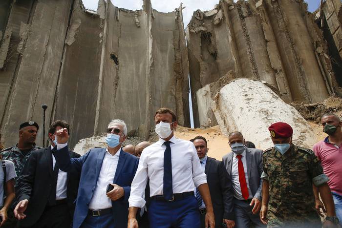 Emmanuel Macron (C), presidente francés junto a militares libaneses, visita el sitio devastado por la explosión en el puerto de Beirut.
 · Foto: Thibault Camus, pool, AFP