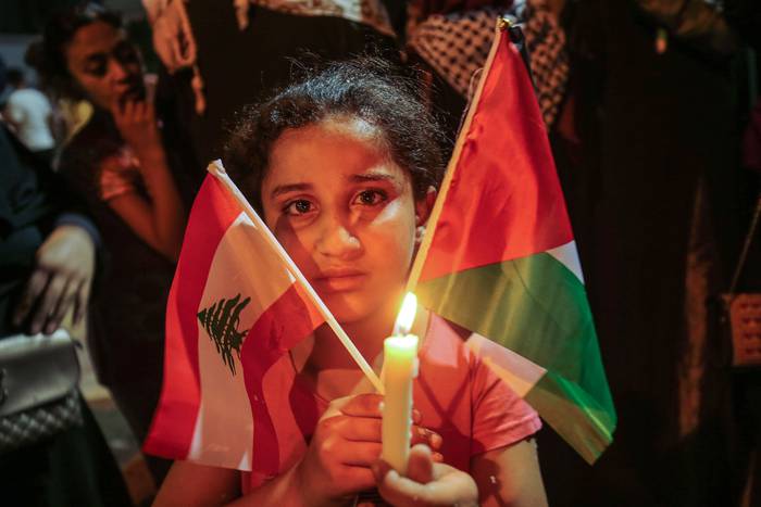 Niña palestina durante una vigilia, ayer, en Rafah, Franja de Gaza, en apoyo a Líbano.
 · Foto: Said Khatib, AFP