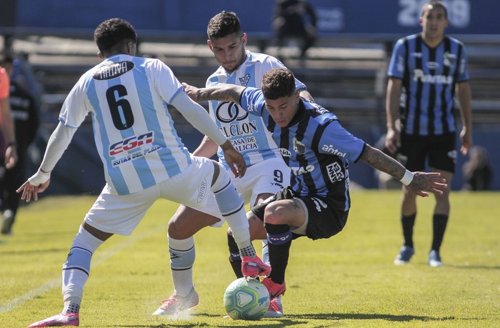 Lucas Ribeiro, de Liverpool y Kevin Moreira de Cerro, ayer, en Belvedere. · Foto: .