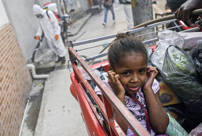 Trabajos de desinfección en la favela de Babilonia, en Río de Janeiro.  · Foto: Carl de Souza, AFP