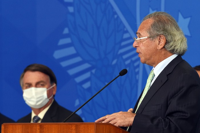 Paulo Guedes, ministro de Economía brasileño y el presidente Jair Bolsonaro, el 19 de agosto, en Planalto, Brasilia. · Foto: Evaristo Sa, AFP