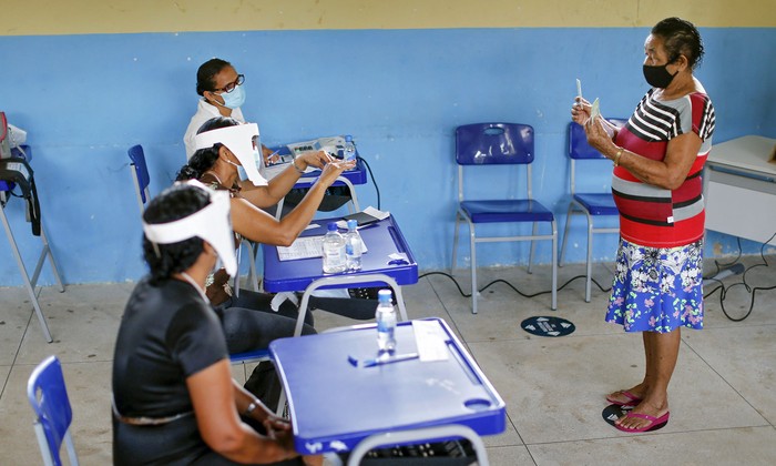 Colegio electoral en Igarapé Miri, estado de Pará, Brasil, el domingo.
 · Foto: Tarso Sarraf, AFP