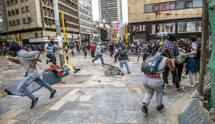 Enfrentamientos durante el quinto día consecutivo de protestas contra la brutalidad policial, el domingo, en Bogotá, Colombia. · Foto: Juan Barreto, AFP
