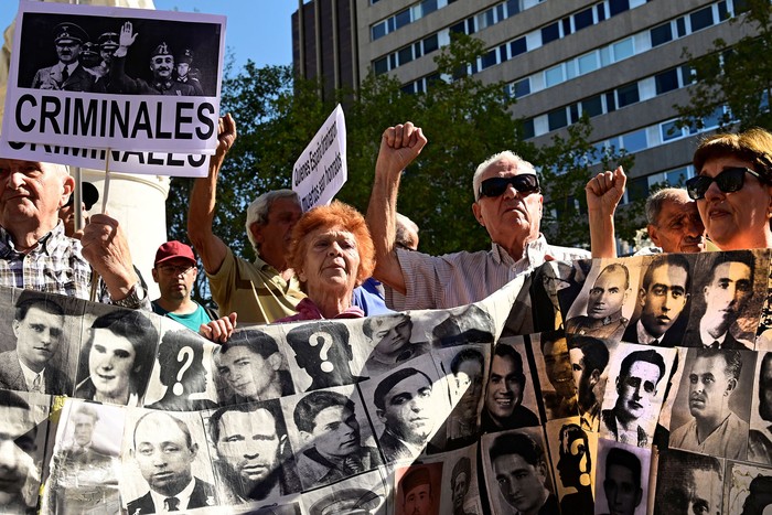 Manifestación antifranquista frente la Corte Suprema, el 24 de setiembre de 2019, en Madrid. · Foto: Javier Soriano, AFP