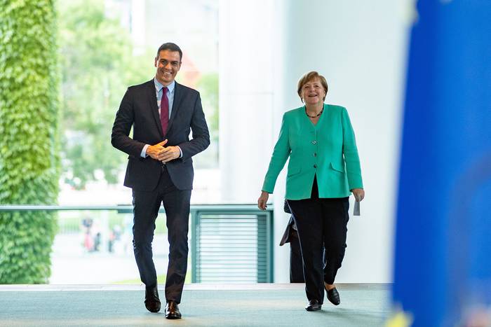 Pedro Sánchez y Angela Merkel, asisten a una conferencia de prensa conjunta, ayer, en la cancillería, en Berlín, Alemania.
 · Foto: Hayoung Jeon, pool, EFE