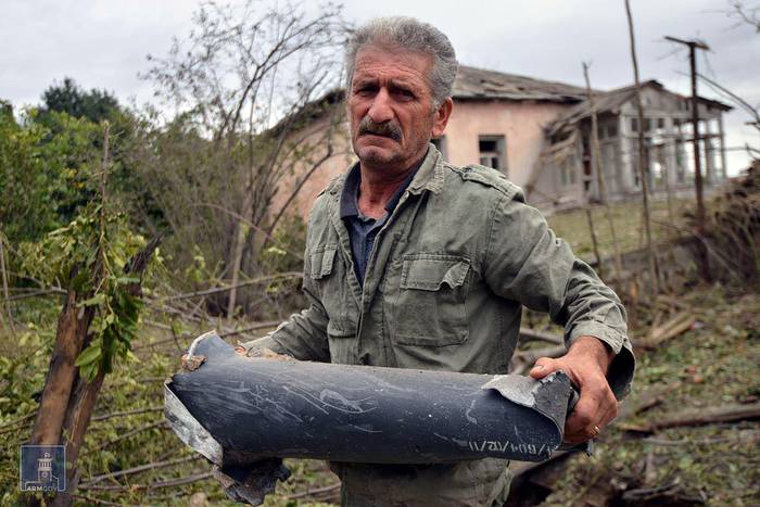 Un hombre sostiene un fragmento de munición después de un ataque azerí, en la ciudad de Martuni, en Nagorno-Karabaj, el 28 de septiembre.
Foto: Ministerio de Relaciones Exteriores de Armenia, AFP