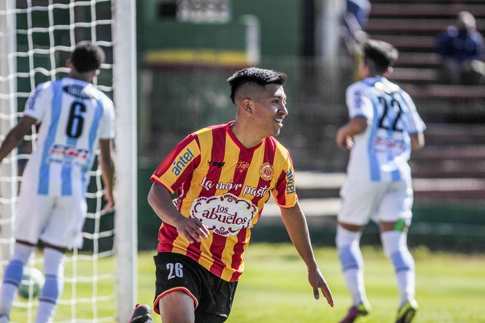 Gonzalo Jara, festeja un gol de Progreso a Cerro, ayer, en el Abraham Paladino. · Foto: .