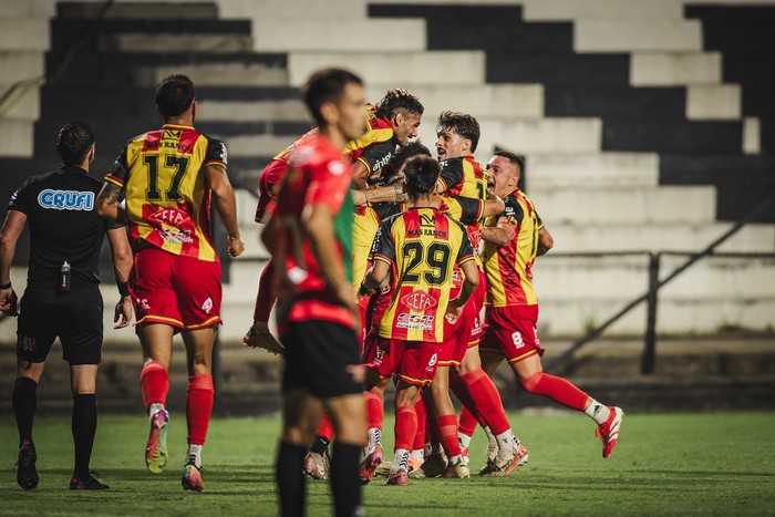 Jugadores de Progreso, festejan el gol convertido por Matteo Copelotti frente a Boston River, el 29 de enero, en el estadio Alfredo Víctor Viera. · Foto: Mathías Andrade