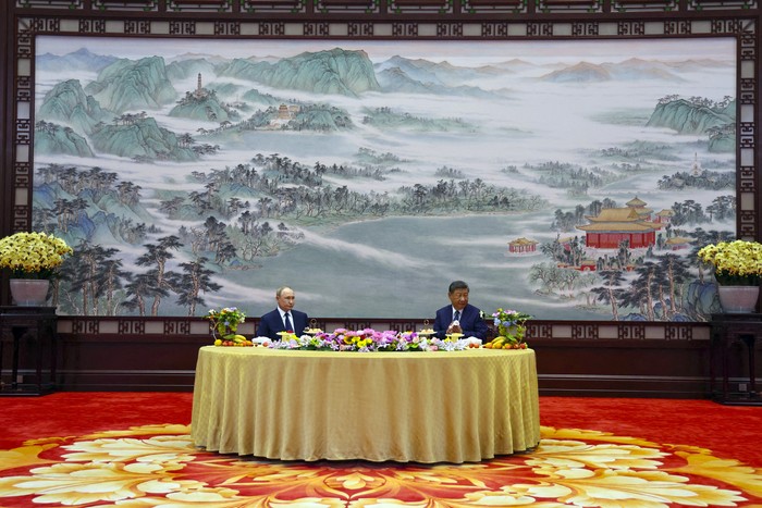 Vladimir Putin y Xi Jinping, el 2 de setiembre, en el Gran Salón del Pueblo, en Pekín. · Foto: Alexander Fazakov, Sputnik, AFP