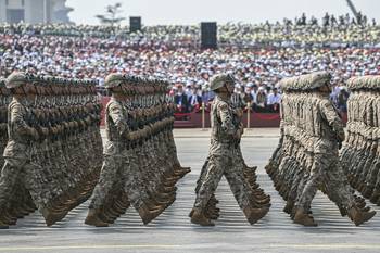Desfile militar en conmemoración del 80º aniversario de la victoria sobre Japón y el fin de la Segunda Guerra Mundial, en la plaza de Tiananmén, en Pekín, el 3 de setiembre. · Foto: Greg Baker, AFP