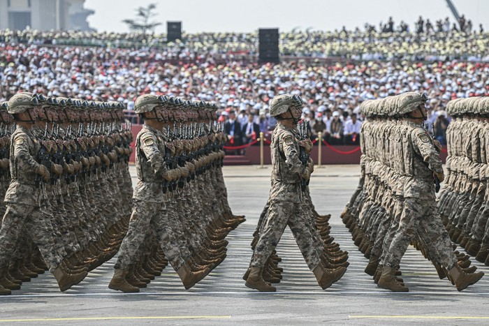 Desfile militar en conmemoración del 80º aniversario de la victoria sobre Japón y el fin de la Segunda Guerra Mundial, en la plaza de Tiananmén, en Pekín, el 3 de setiembre de 2025 · Foto: Greg Baker, AFP