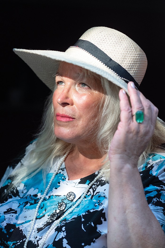 Clara Ramos en su casa del barrio Real de San Carlos, en Colonia del Sacramento. · Foto: Alessandro Maradei