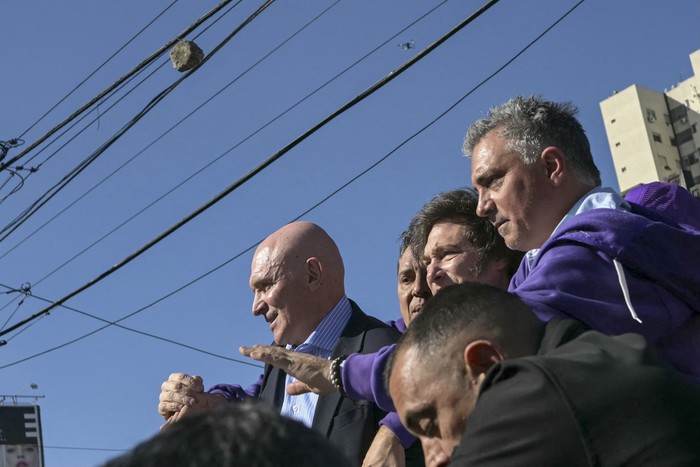 José Luis Espert y Javier Milei, el 27 de agosto, en el barrio Lomas de Zamora, en Buenos Aires. · Foto: Juan Mabromata,  AFP