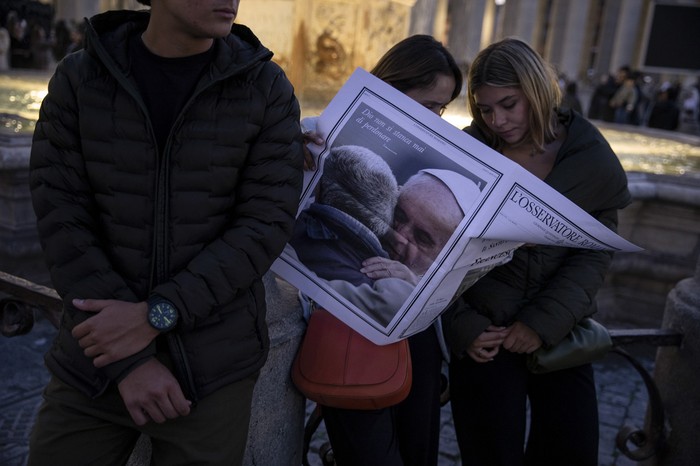 Exterior de la basílica de San Pedro tras la muerte del papa Francisco, el 22 de abril. · Foto: Alessio Paduano