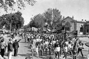 Marcha hacia el acto del 1º de mayo de 1984, en La Teja.