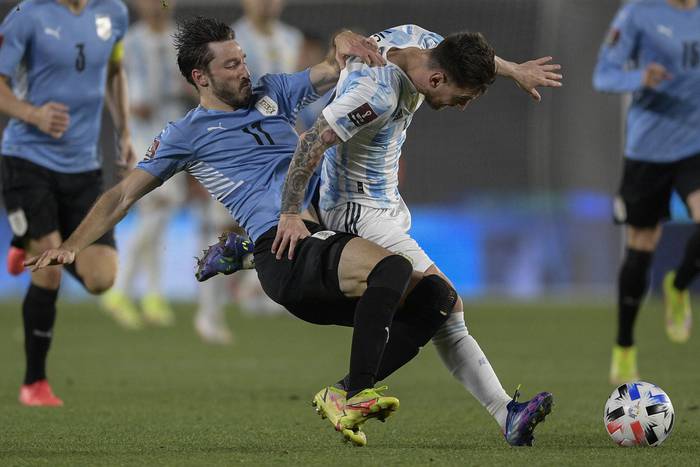 Matías Viña y Lionel Messi, este domingo, en el estadio Monumental de Buenos Aires. · Foto: Juan Mabromata, AFP