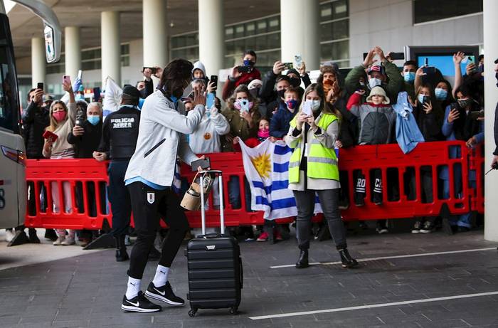 Edinson Cavani llega al Aeropuerto Internacional de Carrasco previo a partir hacia Brasil para disputar la Copa América.  · Foto: Alejandro Prieto, EFE