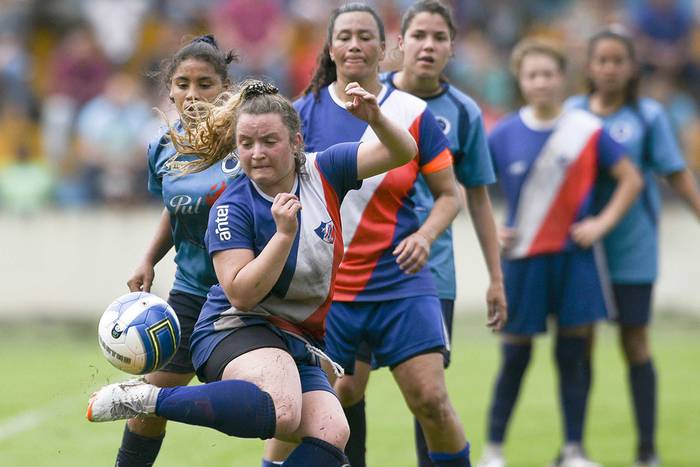 Florencia Silva, de Centenario de Fray Bentos, Wendy Carballo, de Arachanas de Melo, y Adriana Duré, de Centenario, durante la final de la 16ª Copa Nacional de Fútbol Femenino, ayer, en el Parque Liebig’s, en Fray Bentos.
 · Foto: Fernando Morán