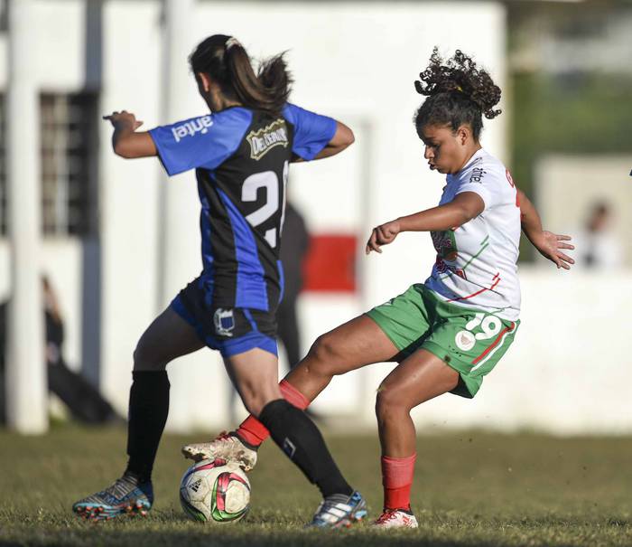 Ana Camargo, de Liverpool, y María Bonfanti, de Colón, durante el partido jugado en el Complejo Keguay, en Toledo, Canelones. (archivo, junio de 2018) · Foto: Fernando Morán