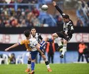 Matías Chacón, de Central, Ricardo Mattiauda, de Bella Vista, en la revancha de las finales de la 15a Copa Nacional de Clubes Divisional A, en el estadio Casto Martínez Laguarda, en San José.