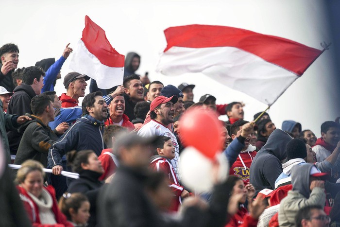 Hinchas de Huracán de Paysandú, en el estadio Artigas. · Foto: Fernando Morán