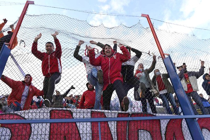 Hinchas de Huracán celebran el título de campeón de la divisional B de la Organización del Fútbol del Interior, en el Parque Artigas de Paysandú (archivo, agosto de 2018). · Foto: Fernando Morán