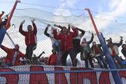 Hinchas de Huracán celebran el título de campeón de la divisional B de la Organización del Fútbol del Interior, en el Parque Artigas de Paysandú.