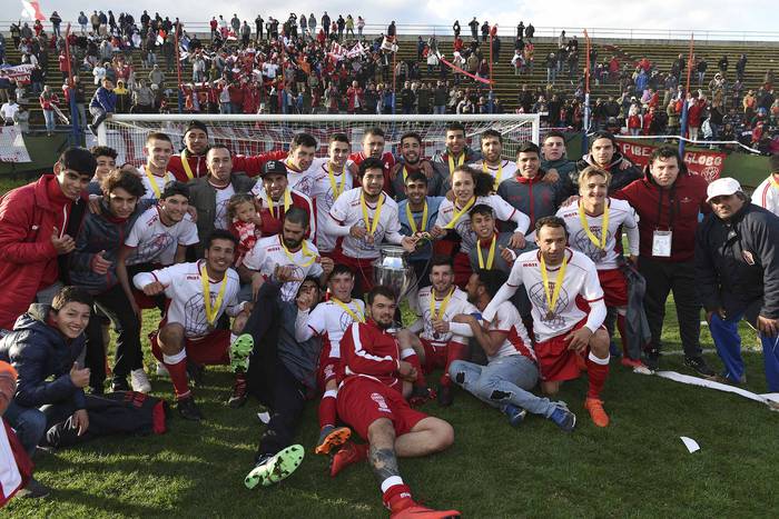 Los jugadores de Huracán de Paysandú celebran la obtención del título de campeón de la divisional de la Organización del Fútbol del Interior, en el estadio Artigas de Paysandú.  · Foto: Fernando Morán