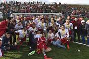 Los jugadores de Huracán de Paysandú celebran la obtención del título de campeón de la divisional de la Organización del Fútbol del Interior, en el estadio Artigas de Paysandú. 