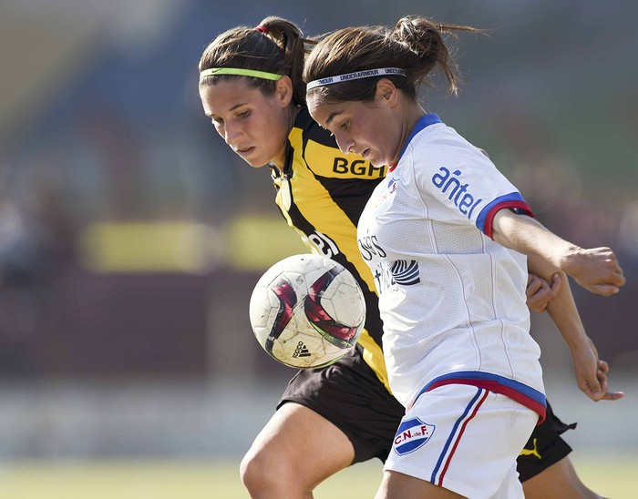 Daiana Farías, de Peñarol, y Juliana Castro, de Nacional, en el parque Luis Méndez Piana. · Foto: Fernando Morán