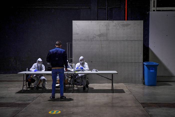 Circuito electoral durante el período de votación asignado a los infectados por COVID-19, el domingo, en L'Hospitalet de Llobregat, Cataluña.
 · Foto: Pau Barrena, AFP