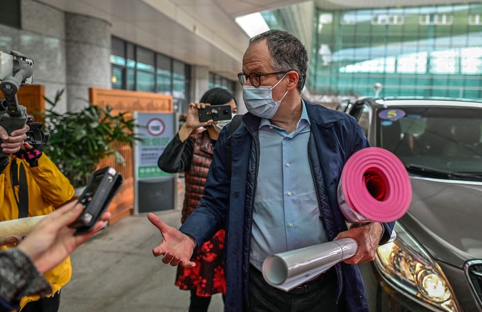 Peter Ben Embarek, miembro del equipo de la OMS, en el Aeropuerto Internacional de Tianhe, en Wuhan, China, el 10 de febrero. · Foto: Héctor Retamal, AFP