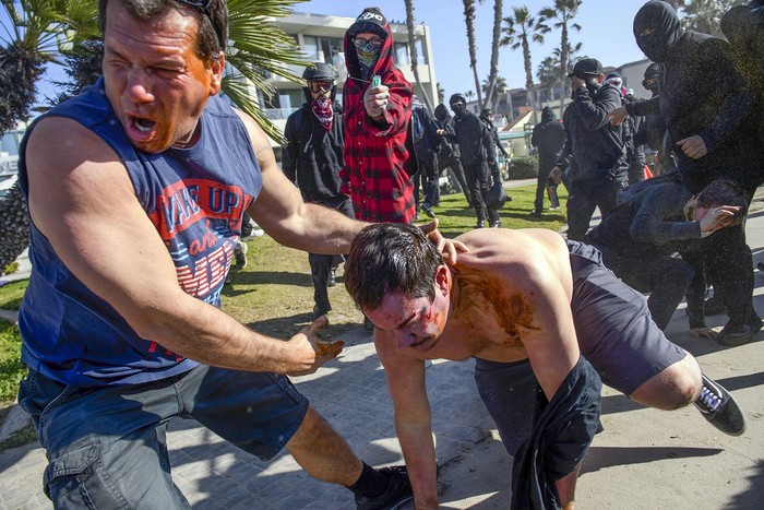 Choque de manifestantes pro y contra Donald Trump, el sábado, en el vecindario de Pacific Beach, en San Diego, California. · Foto: Patrick T. Fallon, AFP