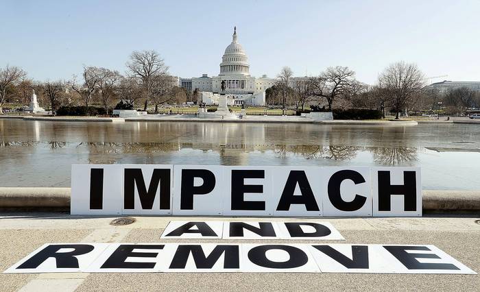Pancartas frente al Capitolio de los Estados Unidos, este martes en Washington,
 · Foto: Paul Morigi, Getty Images, Moveon Political Action