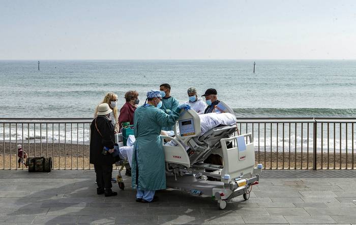 Paciente del Hospital del Mar de Barcelona, desde hace 36 días, sacada este mediodía al Paseo Marítimo de Barcelona.
 · Foto: Enric Fontcuberta, EFE