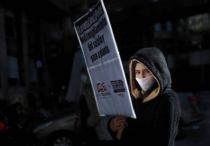 Grupos sociales marchan contra la crisis económica general, agudizada por la cuarentena nacional, ayer, en Buenos Aires. · Foto: Juan Ignacio Roncoroni, EFE 