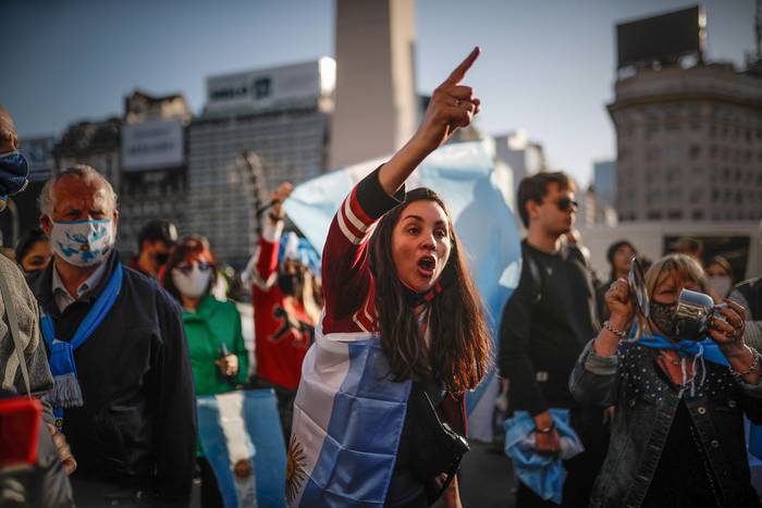 Manifestación contra el gobierno de Alberto Fernández, este domingo, frente al Obelisco de la ciudad de Buenos Aires. · Foto: Juan Ignacio Roncoroni, EFE 
