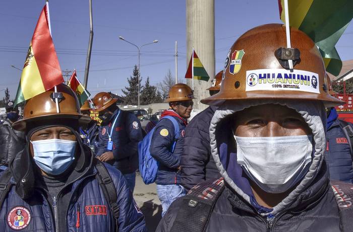 Mineros bolivianos, partidarios del ex presidente Evo Morales, durante una protesta contra un segundo aplazamiento de las elecciones generales, en El Alto, Bolivia. · Foto: Aizar Raldes, AFP