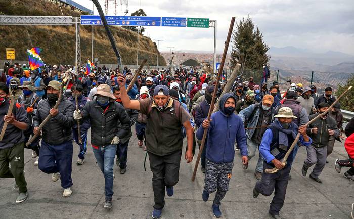 Simpatizantes de Evo Morales bloquean la carretera entre La Paz y El Alto este miércoles para protestar contra el segundo aplazamiento de las elecciones generales.
 · Foto: Luis Gandarillas, AFP