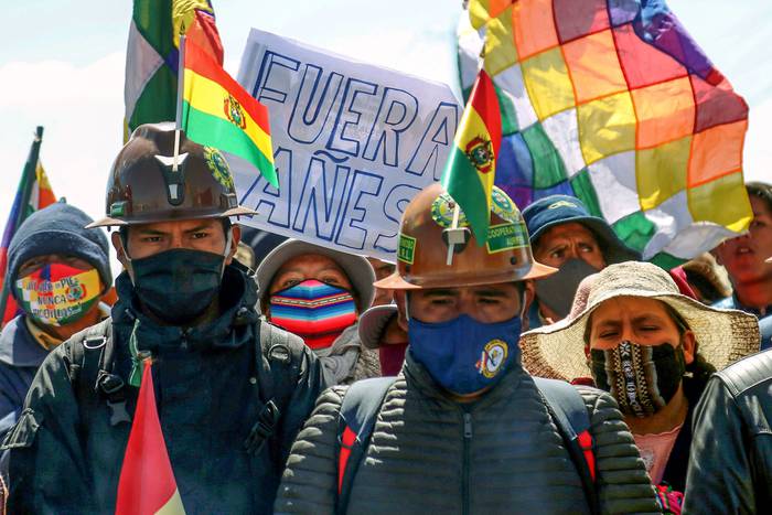 Partidarios del expresidente boliviano Evo Morales, bloquean la carretera entre La Paz y El Alto (archivo, agosto de 2020). · Foto: Luis Gandarillas, AFP
