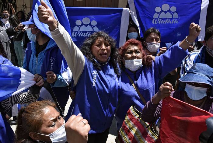 Votantes del Movimiento Al Socialismo, festejan, ayer, en La Paz, Bolivia. · Foto: Aizar Raldes, AFP