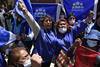 Votantes del Movimiento Al Socialismo, festejan, ayer, en La Paz, Bolivia. · Foto: Aizar Raldes, AFP Votantes del Movimiento Al Socialismo, festejan, ayer, en La Paz, Bolivia. · Foto: Aizar Raldes, AFP