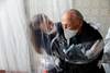 María Paula Moraes abraza, este jueves, a su padre Wanderley de 82 años, a través de una "cortina de abrazos" en una residencia de ancianos en la ciudad de San Pablo. · Foto: Sebastião Moreira, Efe María Paula Moraes abraza, este jueves, a su padre Wanderley de 82 años, a través de una "cortina de abrazos" en una residencia de ancianos en la ciudad de San Pablo. · Foto: Sebastião Moreira, Efe