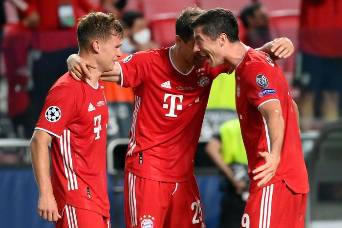 Los jugadores del Bayern Munich festejan después del partido con Paris Saint-Germain, en la final Champions League, este domingo, en el estadio Luz de Lisboa.
 · Foto: Lluis Gene, AFP