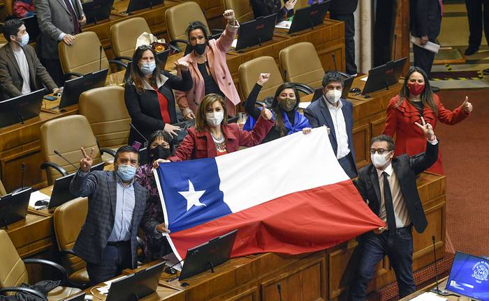 Diputados de chilenos después de votar un proyecto de ley que permite el retiro anticipado de fondos de pensiones, ayer, en Santiago.
 · Foto: Francesco Degasperi, AFP