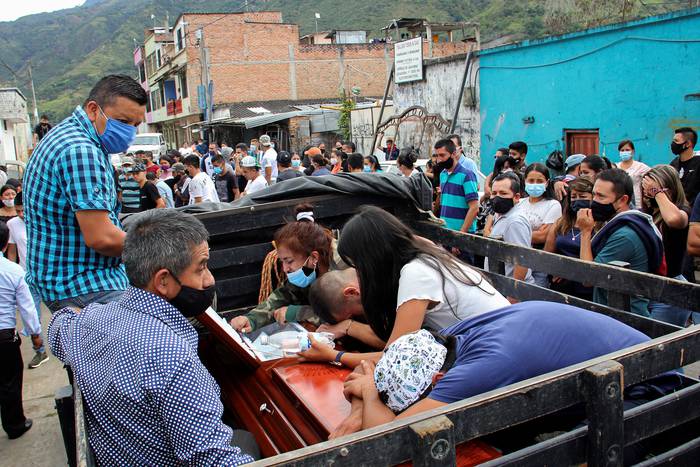 Funeral de uno de los ocho jóvenes asesinados en una zona rural de Samaniego, departamento de Nariño, Colombia.
 · Foto: Leonardo Castro, AFP